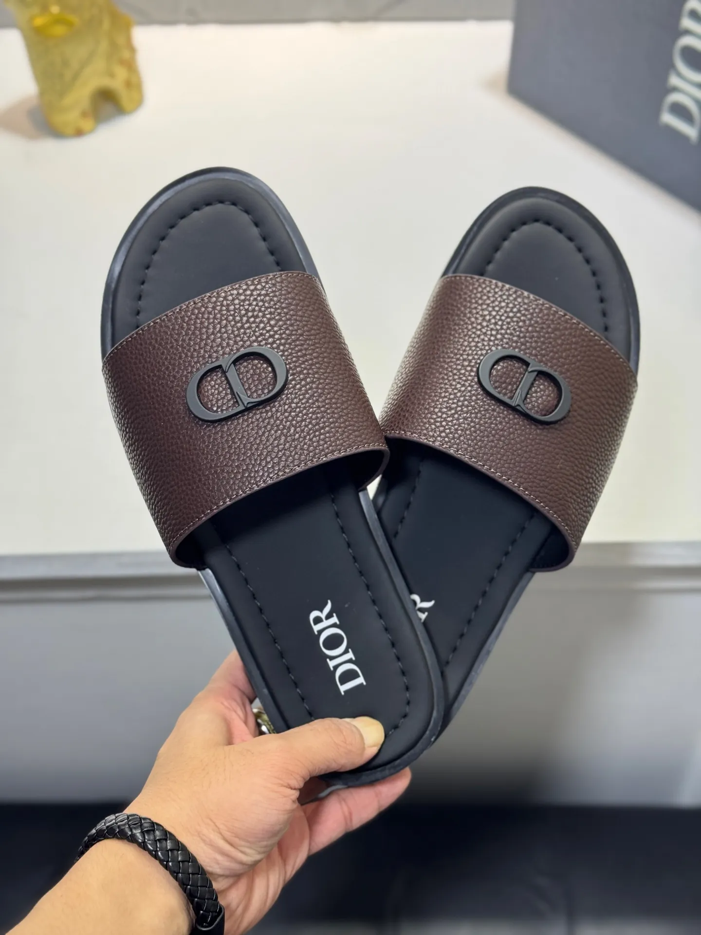 Men's men's shoes 💰320 [New style] 🦇🦇𝐂𝐡𝐫𝐢𝐬𝐭𝐢𝐚𝐧 𝐃𝐢𝐨𝐫 Dior slippers - the latest hot sandals, classic sandals, original replicas, super durable and versatile, cowhide leather with hardware accessories, very comfortable on the feet Look slim and white. Original molded outsole size: 38-44 (.45. Customized